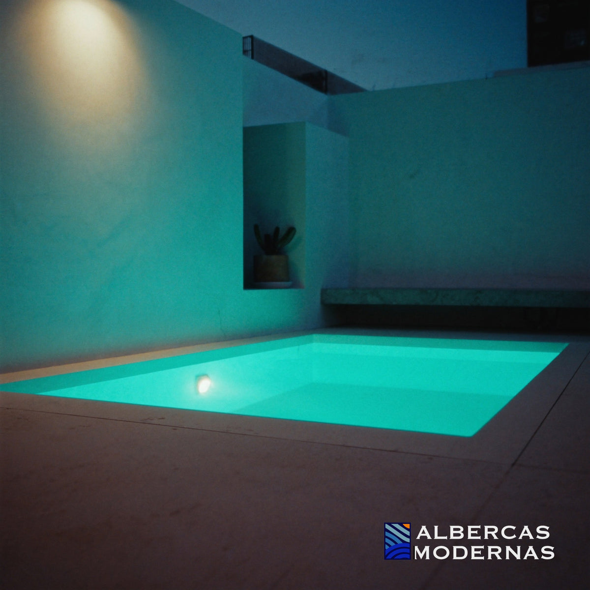 Alberca Urbana Zen de noche con iluminación subacuática — imagen ilustrativa