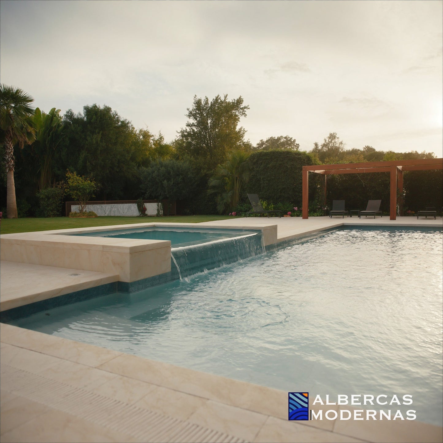 Alberca Moderna Select con chapoteadero elevado tipo cascada y pérgola — imagen ilustrativa