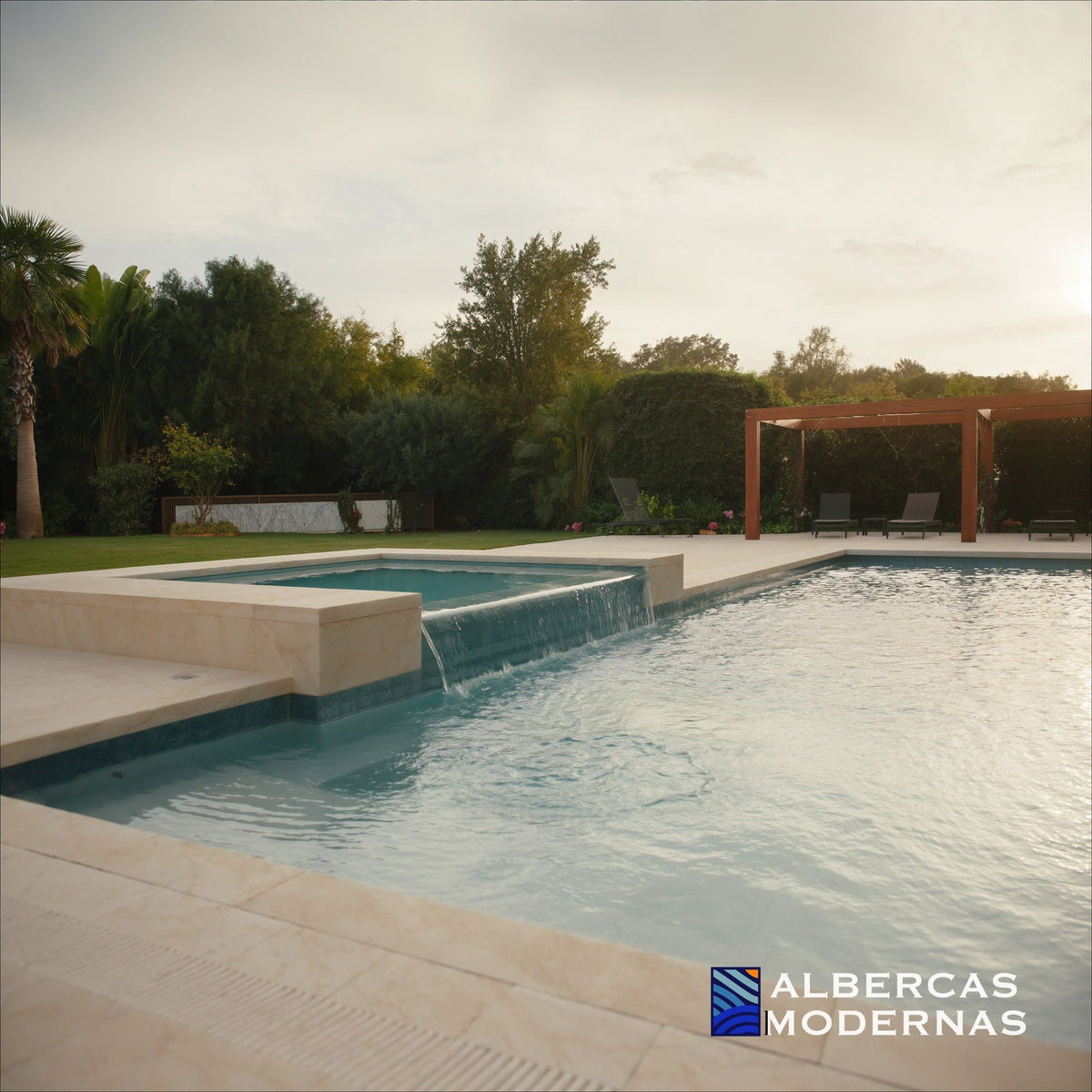 Alberca Moderna Select con chapoteadero elevado tipo cascada y pérgola — imagen ilustrativa