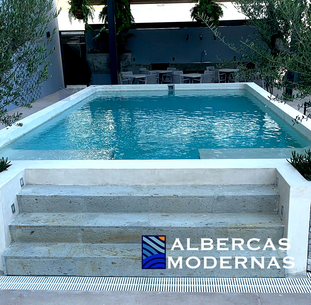 Alberca Urbana Zen con acabado de azulejo e iluminación LED