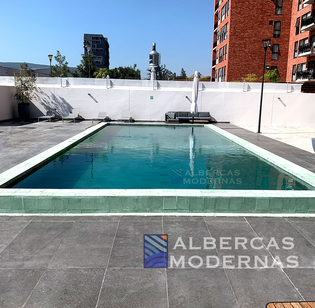 Alberca moderna en residencia de arquitectura contemporánea — Albercas Modernas