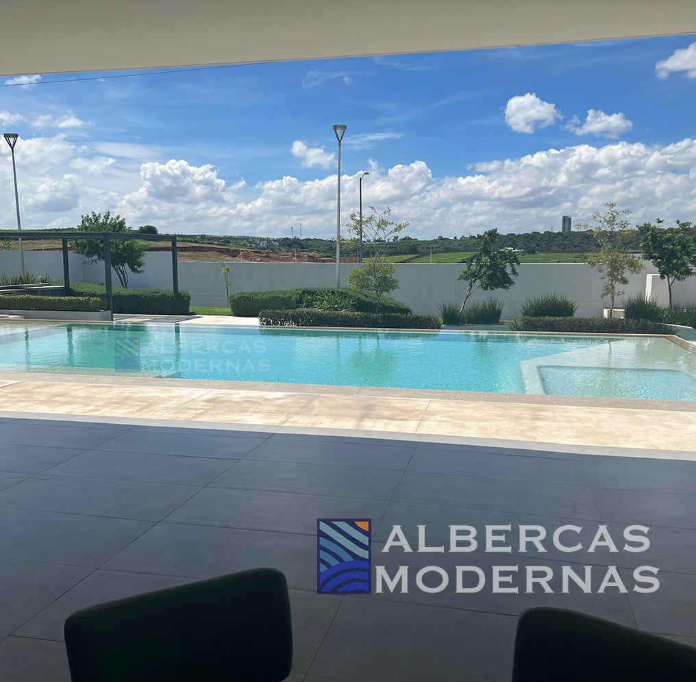 Alberca moderna en fraccionamiento residencial — modelo Urbana Zen