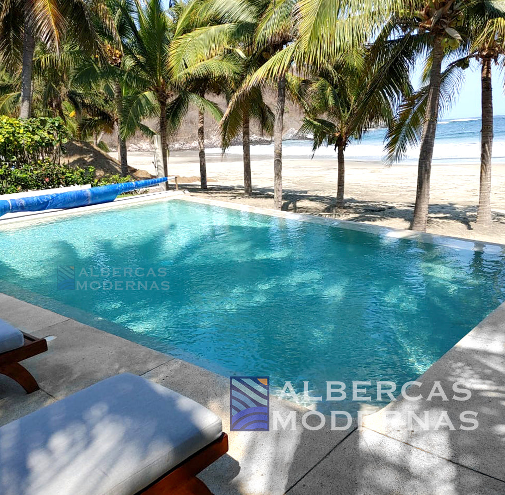 Alberca residencial moderna con vista al mar — modelo Urbana Zen