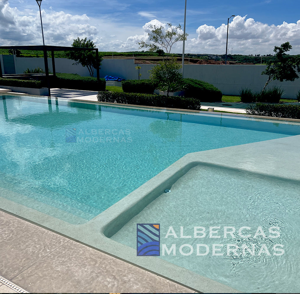 Alberca moderna con acabados claros — Albercas Modernas