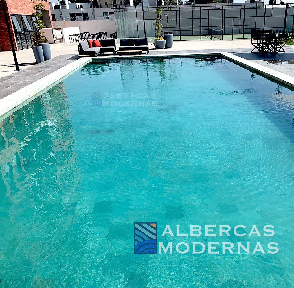 Alberca moderna en residencia con cancha de tenis — Albercas Modernas