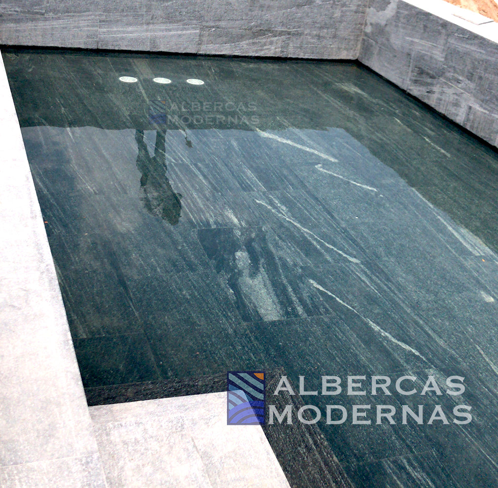 Construcción de alberca con revestimiento de mármol — Albercas Modernas