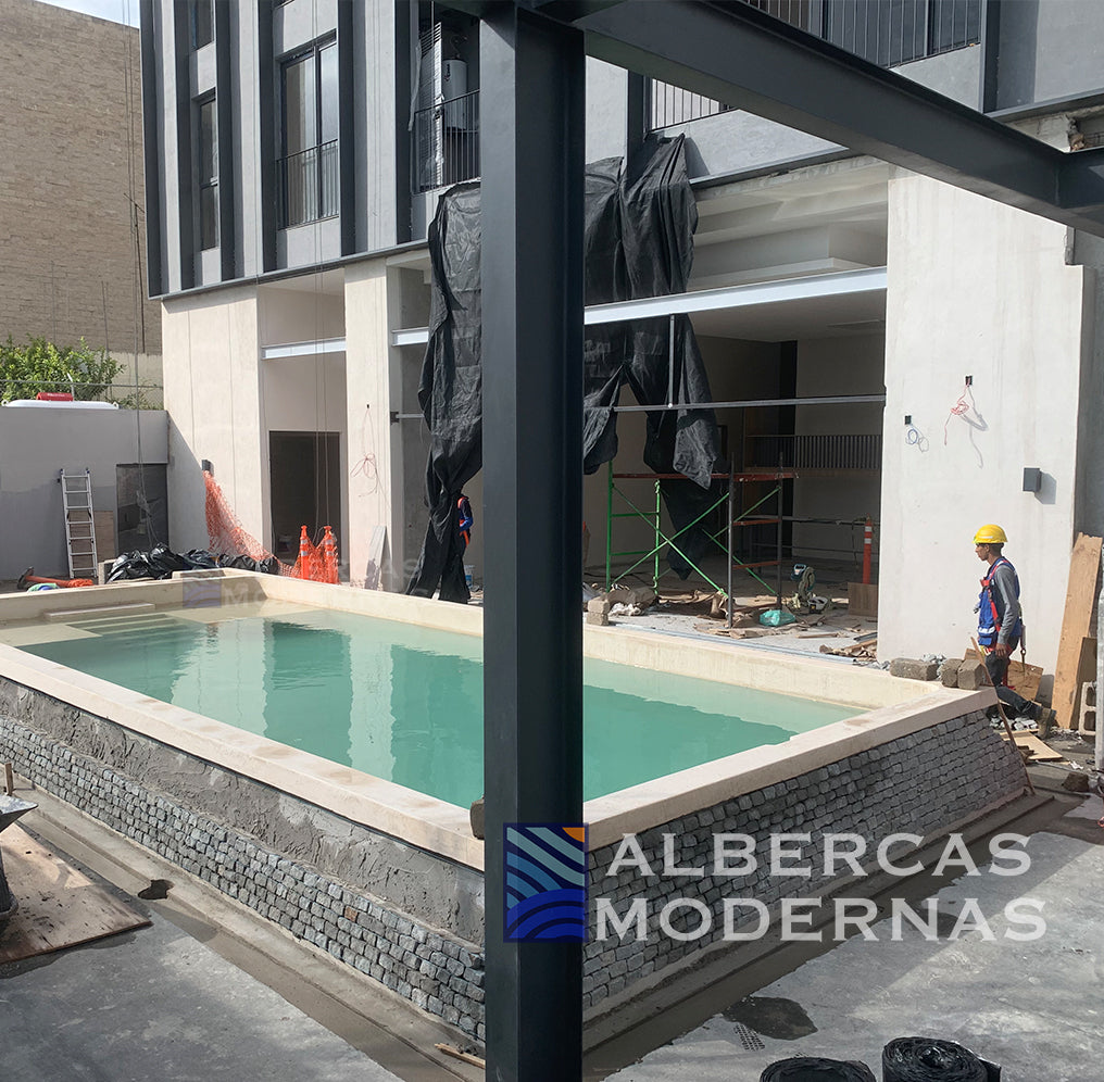 Construcción de alberca en desarrollo vertical — Albercas Modernas